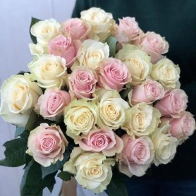 Бело-розовые 25 шт от интернет-магазина «Цветочный театр» в Набережных Челнах