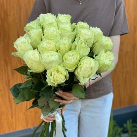 Белые розы 21 шт от интернет-магазина «Цветочный театр» в Набережных Челнах