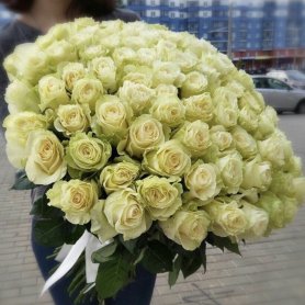Белые розы 101 шт от интернет-магазина «Цветочный театр» в Набережных Челнах