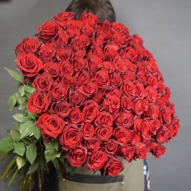 Красные розы 101 шт от интернет-магазина «Цветочный театр» в Набережных Челнах