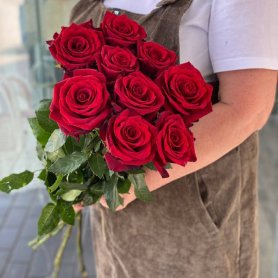 Красные розы 9 шт от интернет-магазина «Цветочный театр» в Набережных Челнах