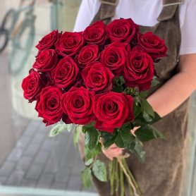 Красные розы 15 шт от интернет-магазина «Цветочный театр» в Набережных Челнах