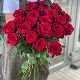 Красные розы 21 шт от интернет-магазина «Цветочный театр» в Набережных Челнах