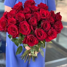 Красные розы 31 шт от интернет-магазина «Цветочный театр» в Набережных Челнах