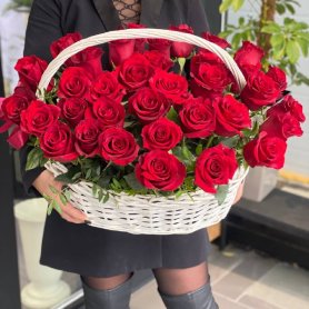 Корзина  «35 красных роз» от интернет-магазина «Цветочный театр» в Набережных Челнах