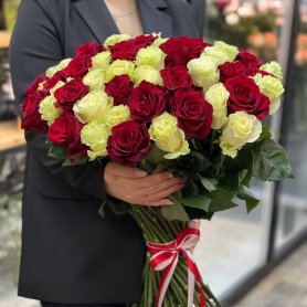 Красно-белые 51 роза от интернет-магазина «Цветочный театр» в Набережных Челнах