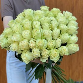 Белые розы 51 шт от интернет-магазина «Цветочный театр» в Набережных Челнах