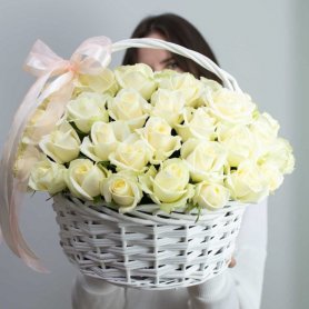 Корзина «51 белых роз» от интернет-магазина «Цветочный театр» в Набережных Челнах