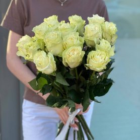 Белые розы 15 шт от интернет-магазина «Цветочный театр» в Набережных Челнах