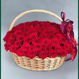 Корзина  «101 роза» от интернет-магазина «Цветочный театр» в Набережных Челнах